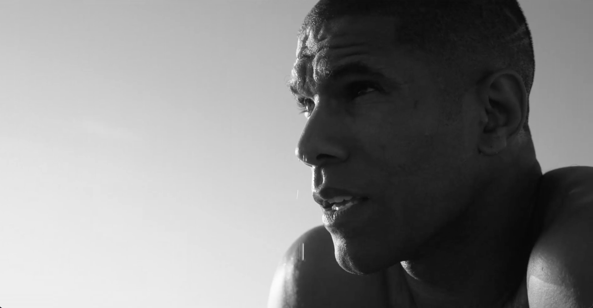 Dustin Arnold, coach fondateur de Natics Natural Training, de profil, le regard tourné vers l'horizon