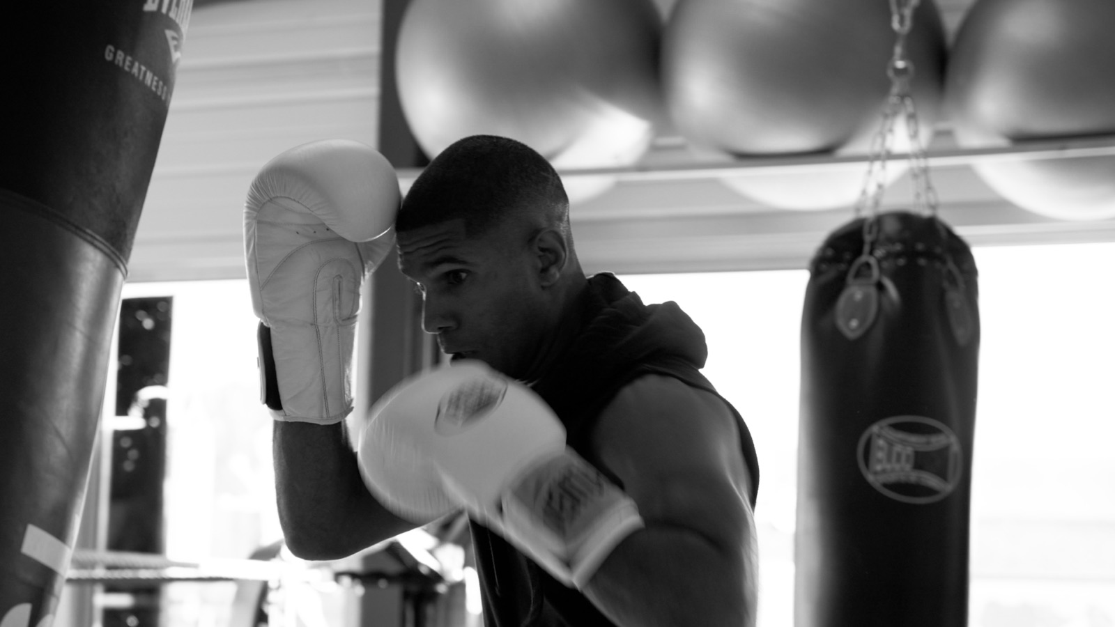 Dustin Arnold en garde, gants de boxe, concentration au studio Natics